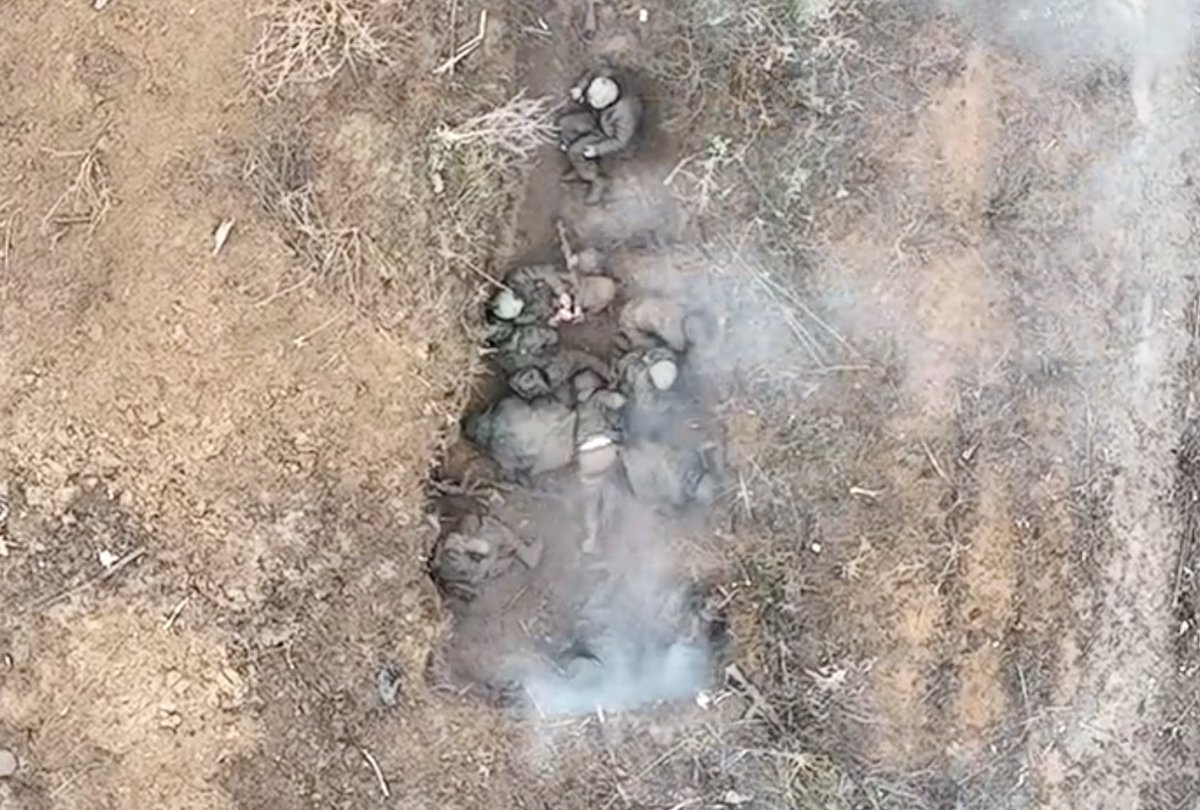 ilario82's tweet photo. Che cosa sta succedendo a #Bakhmut? Continuano a uscire video (che è meglio non condividere) di soldati russi immobili nelle trincee, forse in ipotermia. Gli ucraini sganciano piccole bombe dai droni e loro si limitano a gattonare di qualche metro... https://t.co/khRSHDL9KI