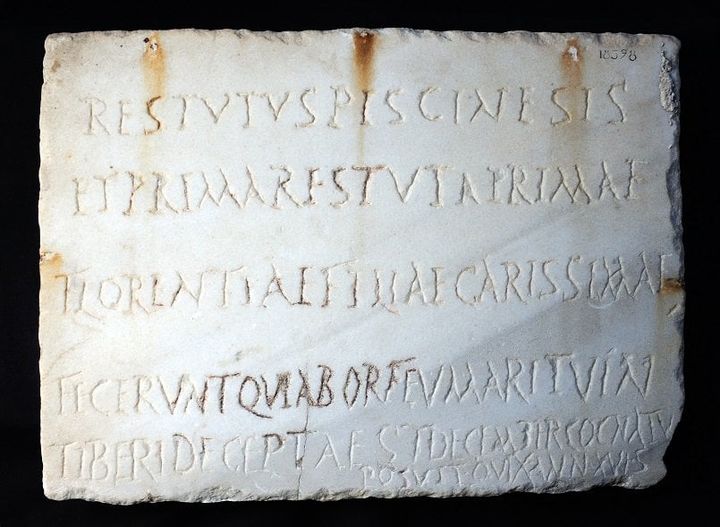 Questa è l'iscrizione funeraria di Prima Florentia, che a soli 16 anni fu uccisa dal marito Orfeo, che la gettò nel Tevere, macchiandosi di femminicidio. L'iscrizione,dalla Necropoli di isola Sacra, fu posta dai genitori i quali condannarono per sempre l'assassino

#25NOVEMBRE