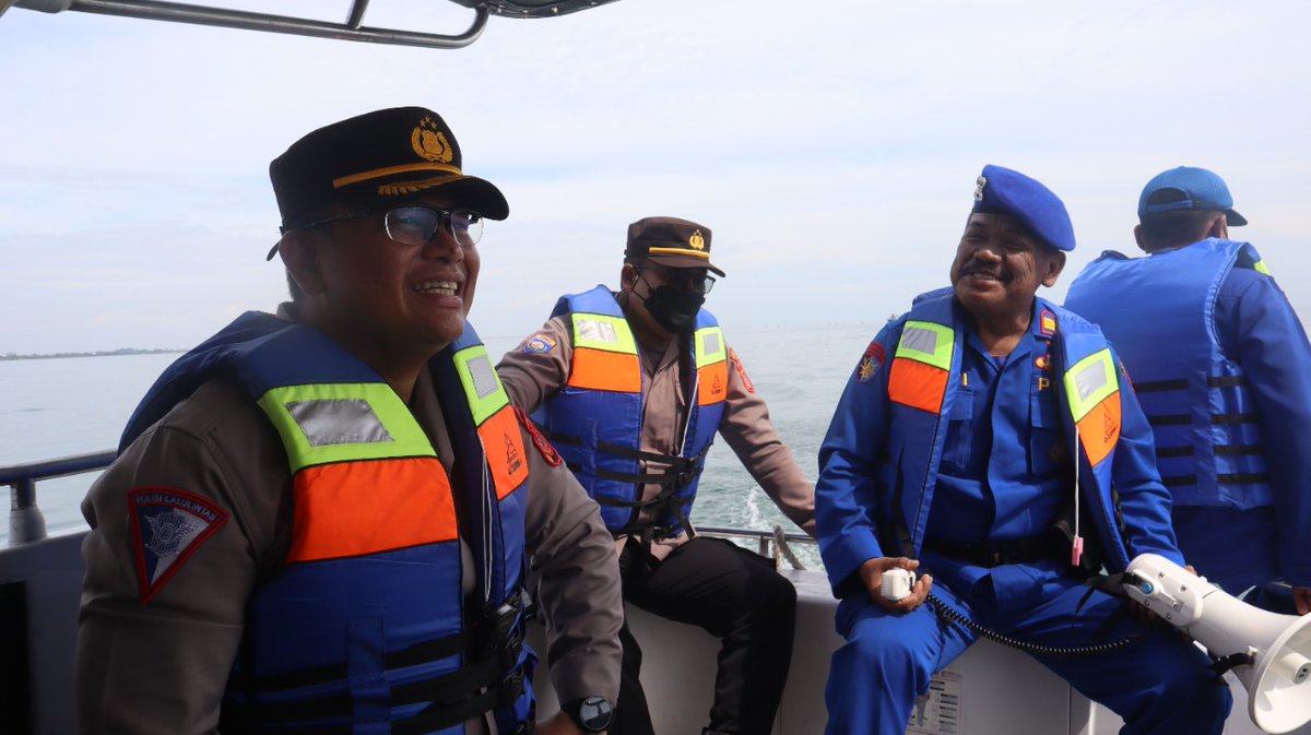 PolresCiko851's tweet photo. Kapolres Cirebon Kota AKBP Dr.M.Fahri Siregar membagikan bansos dalam program nemoni rakyat sebanyak 200 paket sembako untuk diberikan kepada para nelayan yang berlokasi di tengah laut sembari memantau aktivitas para nelayan

@KapolresCiko
#polrescirebonkota 
#polresciko https://t.co/HvWAnjU1Qq