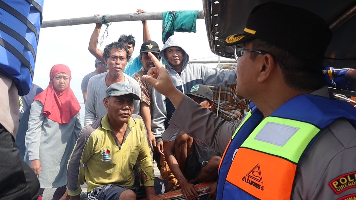 PolresCiko851's tweet photo. Kapolres Cirebon Kota AKBP Dr.M.Fahri Siregar membagikan bansos dalam program nemoni rakyat sebanyak 200 paket sembako untuk diberikan kepada para nelayan yang berlokasi di tengah laut sembari memantau aktivitas para nelayan

@KapolresCiko
#polrescirebonkota 
#polresciko https://t.co/HvWAnjU1Qq