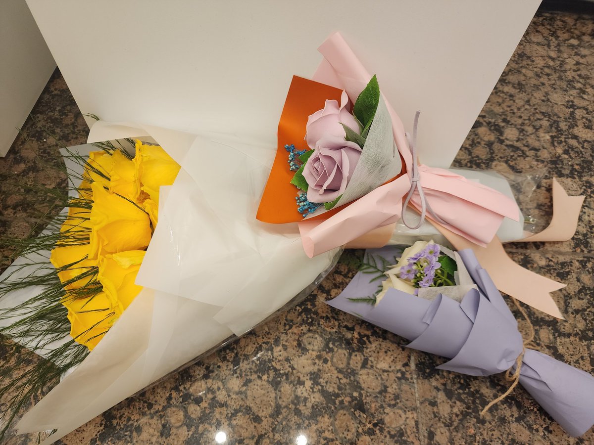 졸업전시에 와주신 분들 정말 감사합니다...!!🙇 많은 트친분들의 축하와 선물을 받은 덕분에 매우 행복한 하루를 보낸거 같아요🥺✨️ 선물주신 예쁜그림 소중히 잘 간직하고 맛있는 간식들도 잘 먹을게요!🙏💗 