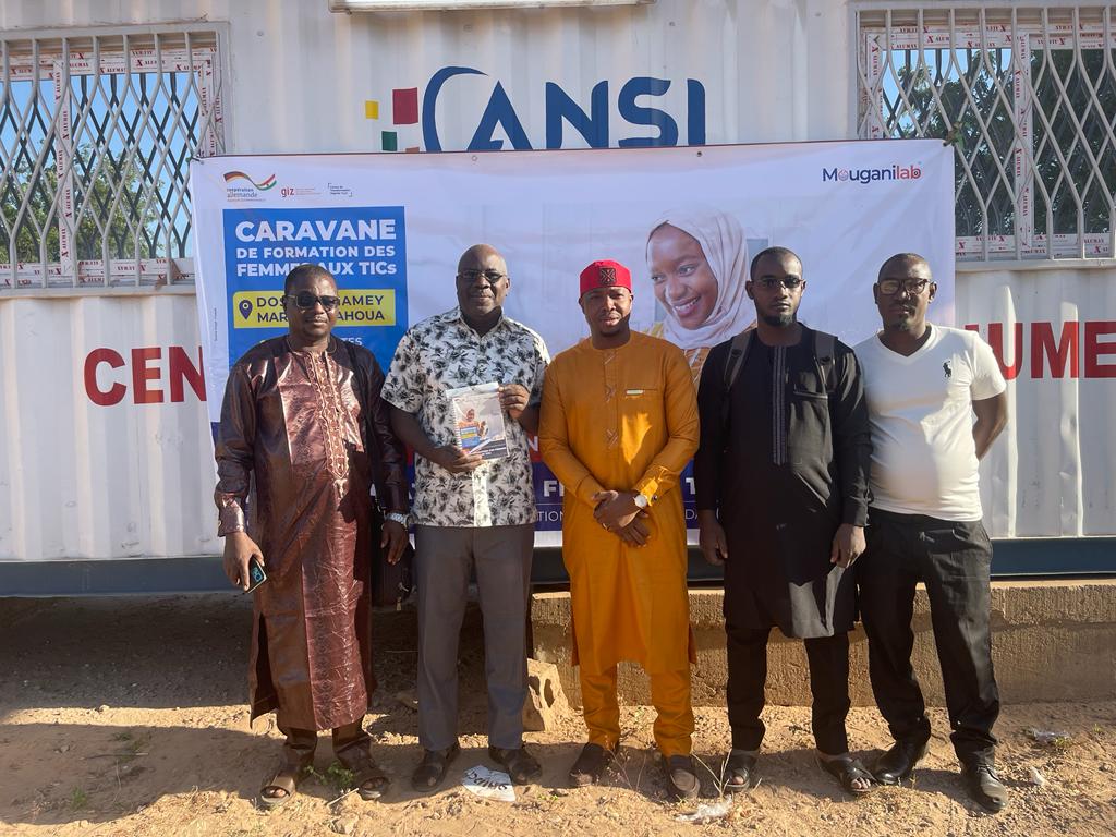 Mouganilab's tweet photo. Le lancement du « MATATIC, autonomisation des femmes par les TIC » a été effectué Mercredi 23 Novembre 2022 à Dosso. Financé par GIZ ce projet  qui durera 2 semaines, vise à favoriser l’accès des femmes aux espaces numériques. https://t.co/cWBEfrG3a2