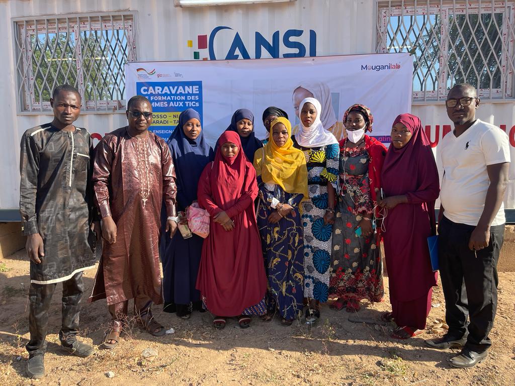Mouganilab's tweet photo. Le lancement du « MATATIC, autonomisation des femmes par les TIC » a été effectué Mercredi 23 Novembre 2022 à Dosso. Financé par GIZ ce projet  qui durera 2 semaines, vise à favoriser l’accès des femmes aux espaces numériques. https://t.co/cWBEfrG3a2