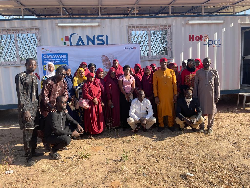 Mouganilab's tweet photo. Le lancement du « MATATIC, autonomisation des femmes par les TIC » a été effectué Mercredi 23 Novembre 2022 à Dosso. Financé par GIZ ce projet  qui durera 2 semaines, vise à favoriser l’accès des femmes aux espaces numériques. https://t.co/cWBEfrG3a2