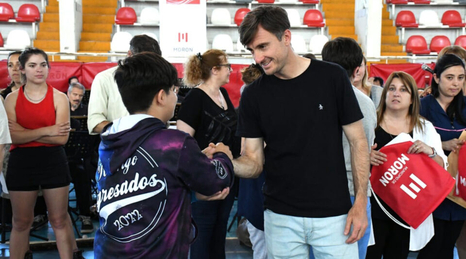 AgenciaComBA's tweet photo. 🌊 #Moron: Sexto al Mar cerró la primera edición del programa con egresados, y egresadas
El evento reunió a más de 350 estudiantes de escuelas primarias, especiales y de jornada completa de Morón. https://t.co/CZrKWAXHyw
#DIEGEP #Sextoalmar #SecretariadeEducaciónCulturayDeporte https://t.co/A25V3DxQf6