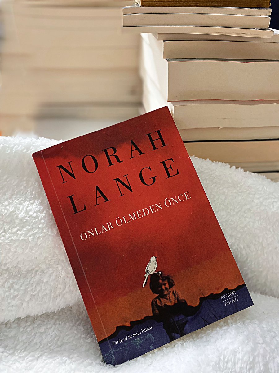 Onlar Ölmeden Önce, yazarın Türkiye’de yayımlanan ilk kitabı. Uzun zamandır bu kadar farklı bir metin okumamıştım sanırım. Metaforlarla, fantastik hikâyelerle, şiirsel düzyazı metinlerle ve otobiyografik unsurlarla bezenmiş müthiş bir anlatıydı.