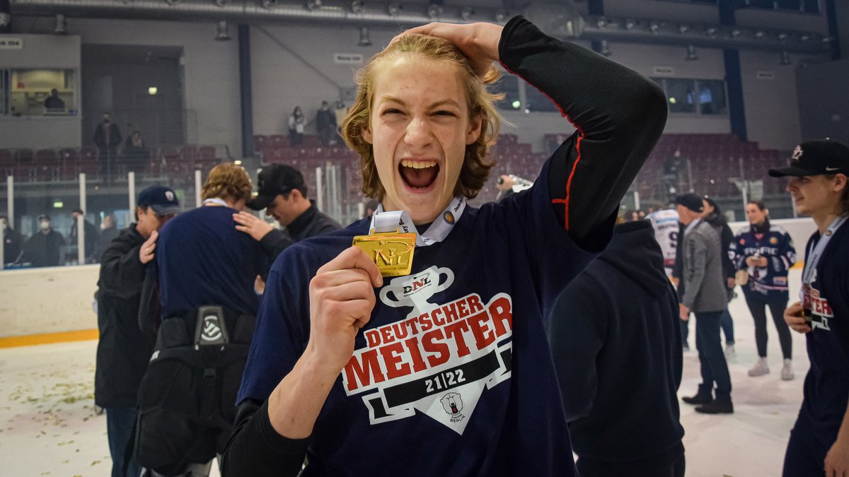 Wally44's tweet photo. Das zukünftige #WorldJuniors Turnier in #Halifax wird ja sehr #ebb / #ebbAlumni / #ejb / #ejbAlumni lastig.
#ilike
#Babulis (F1), #Quapp, #Bettahar, #Wäser, #Roßmy, #Hördler (F2), #Hänelt (F3) und auf Abruf: #Grimm, #Hanschuh, #Heim, #Krymskiy
Co-Trainer: #Molling (F4)
#DEB https://t.co/dGytDQTBID
