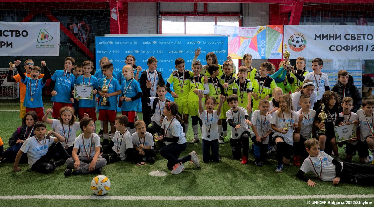 UnicefBulgaria's tweet photo. "Когато става въпрос за децата, всички сме от един отбор. Днес всички те са победители! Благодаря на всички деца и техните учители, на организаторите от БФС, @officialSofiaBG и на нашите медийни партньори от @novatv_bg и @bnt_bg"- @christina_bruin #TeamUNICEF #TeamOfFuture https://t.co/ttoWB04Av2