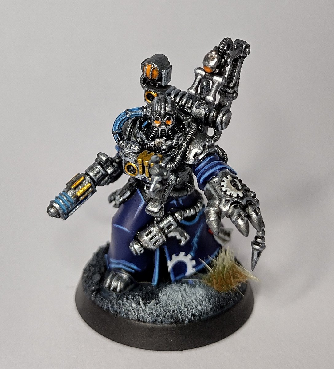 TolSenti's tweet photo. Finished up a Datasmith to fix any blue screens on my Kastelan Robots. #WarhammerCommunity https://t.co/hQHuvk2oaR