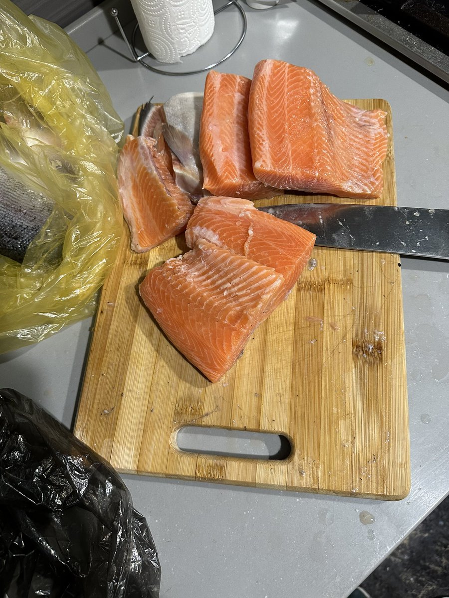 stupid_board's tweet photo. Раз уж тред про курочку зашел, то нужно и про рыбку видать. 

⚠️Все действия выполнены дилетантом и могут привезти к сильной зависимости

Итак, ни в коем случае не покупайте форель и не разделывайте ее. https://t.co/LZOAlcB4N8