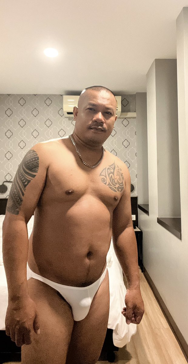 chakkrit1978's tweet image. นวดลูกค้าเสร็จแล้วรีบนอนรีบนอนพรุ่งนี้เช้าจะได้ไปสนามบินเพื่อที่จะเดินทางไปเวียดนาม    #หมีเท่ห์คึคึก