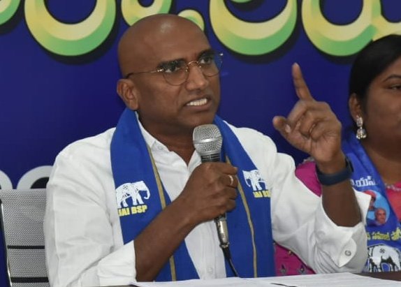 NareshChak12's tweet photo. మాన్యశ్రీ కావన్శీరాం గారి మార్గంలో 
తెలంగాణ రాష్ట్రంలో మరో ఉద్యమానికి పిలుపునిచ్చిన @RSPraveenSwaero.పెరిగిన జనాభా ప్రకారం రిజర్వేషన్లు పెంచాలని,బిసి కులగణన చేయాలని డిమాండ్ చేస్తూ,నవంబర్ 26 నుండి రాష్ట్ర వ్యాప్తంగా @BSPTelangaana పోరాటం.
@bspindia #BC_Reservations @BSPYatra 🐘🐘 https://t.co/28t3KmZWMB