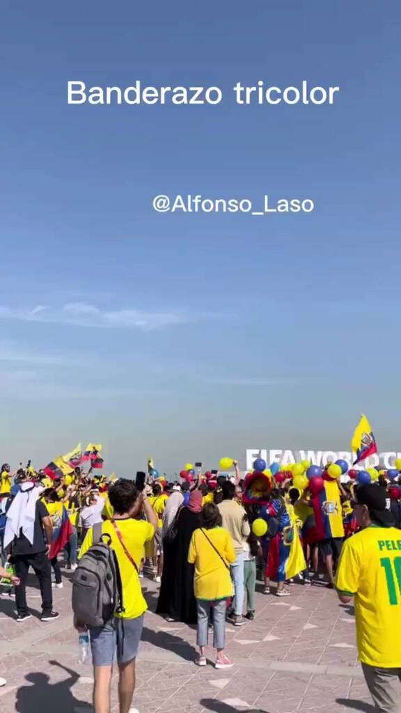 FarreroGye's tweet photo. 🔥🎉⚽️🇪🇨 #Ecuatorianos de todas partes del mundo se juntan en #Corniche - #Doha para flamear banderas y levantar ilusiones. Emocionante y conmovedor 🥹

#LaTri #Ecuador #Qatar #FIFA #worldcup #WorldCup2022 #HaremosHistoria #fùtbol #AllYouNeedIsEcuador

… https://t.co/gjn6AbFIYO https://t.co/tr45pWmcq7