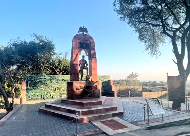 Whiteknight_IA's tweet photo. #SwarnimVijayVarsh
#AmritMahotsav
Monument of Valour was unveiled by Veterans of 12th Battalion, Brigade of the Guards at Kachriyal #Pallanwala , #Akhnoor as a befitting tribute to all brave soldiers of Charlie Company who fought courageously during 1971 War in Chhamb Sector https://t.co/S0IbJlTyE4