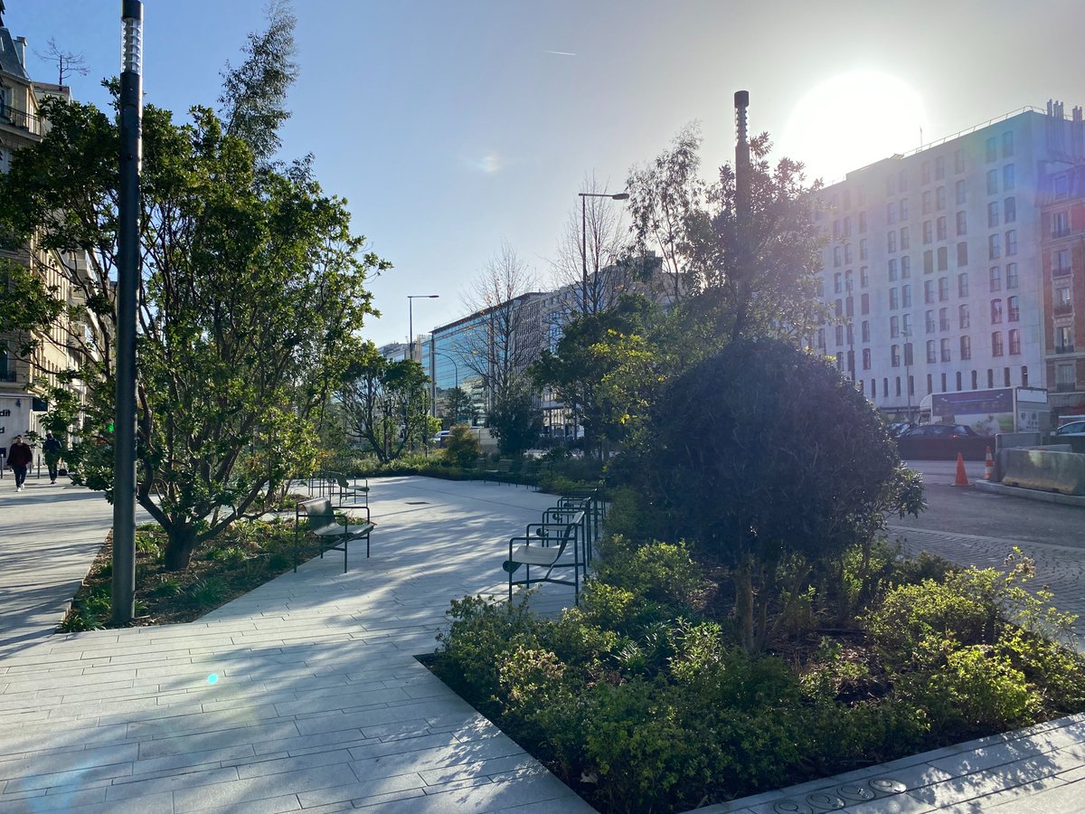 AlleesdeNeuilly's tweet image. #VendrediPhoto 📸
📍 Section Huissiers-Eglise
Plus de 20 bancs et sièges 💺ont été installés sur la section ! L&apos;occasion de profiter des quelques rayons de soleil et pour certains d&apos;entre vous, de partager la pause de midi... 🌿
#AlleesdeNeuilly #espacespublics #chantier