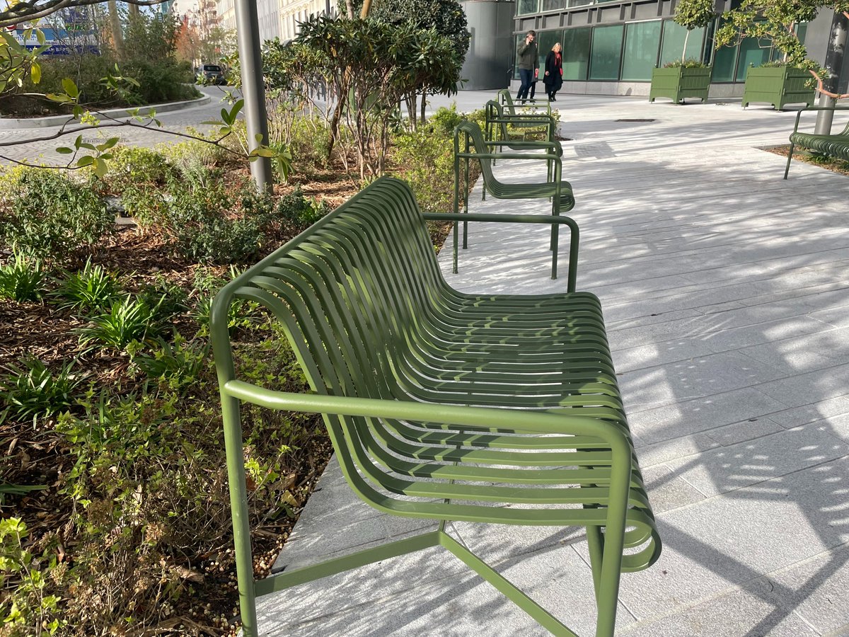 AlleesdeNeuilly's tweet image. #VendrediPhoto 📸
📍 Section Huissiers-Eglise
Plus de 20 bancs et sièges 💺ont été installés sur la section ! L&apos;occasion de profiter des quelques rayons de soleil et pour certains d&apos;entre vous, de partager la pause de midi... 🌿
#AlleesdeNeuilly #espacespublics #chantier