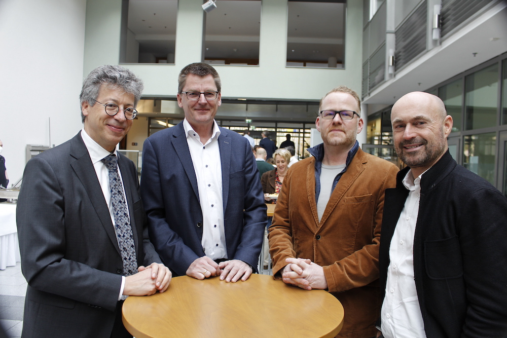 Mitgliederversammlungen von DHWR und HDH heute in Berlin: Von Sägeindustrie über Holzwerkstoffe und Möbel bis hin zum Fertigbau ist das Who is Who der Branche vertreten. #BauenMitHolz und Rohstoffe als wichtige Themen für die "hölzerne Familie", zu Gast im HdLE.