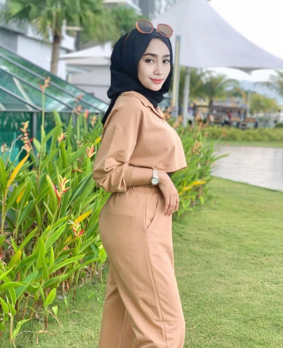 xingwangbnb's tweet photo. Emang nya kenapa kalo malam Jumat mas? 
Bagi janda semua hari sama kok 🥰 https://t.co/iw7WBvbya4