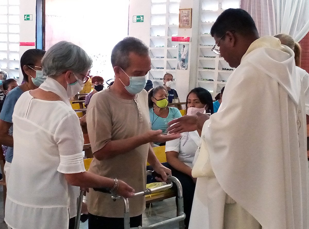 GuardianCatolic's tweet photo. #24Nov Alfredo, a pesar de su reducida movilidad producto de la #Polio, diariamente baja del 5to piso de su edificio sin ascensor para asistir a #MISA en Iglesia Sagrado Corazón de Jesús en #Menca #Guarenas ¡Lo hace mañana y tarde! El Guardián Católico: https://t.co/QFtuavo71c https://t.co/xkc0nXfWvU