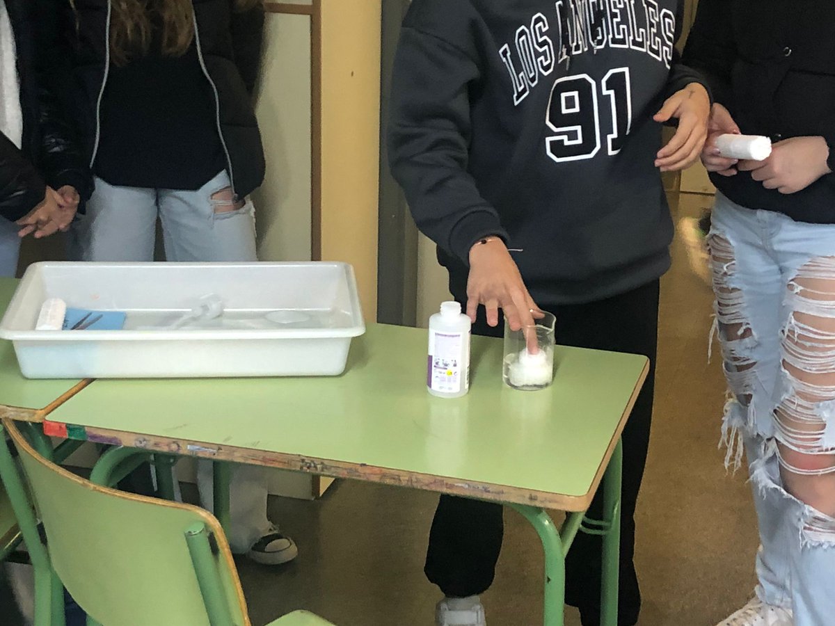 MontseSol17's tweet photo. Els alumnes de reptes científics de l'@InsLaSerra porten l'experimentació a les aules de 3r ESO #SC22CAT https://t.co/wMbwX7Rc9c