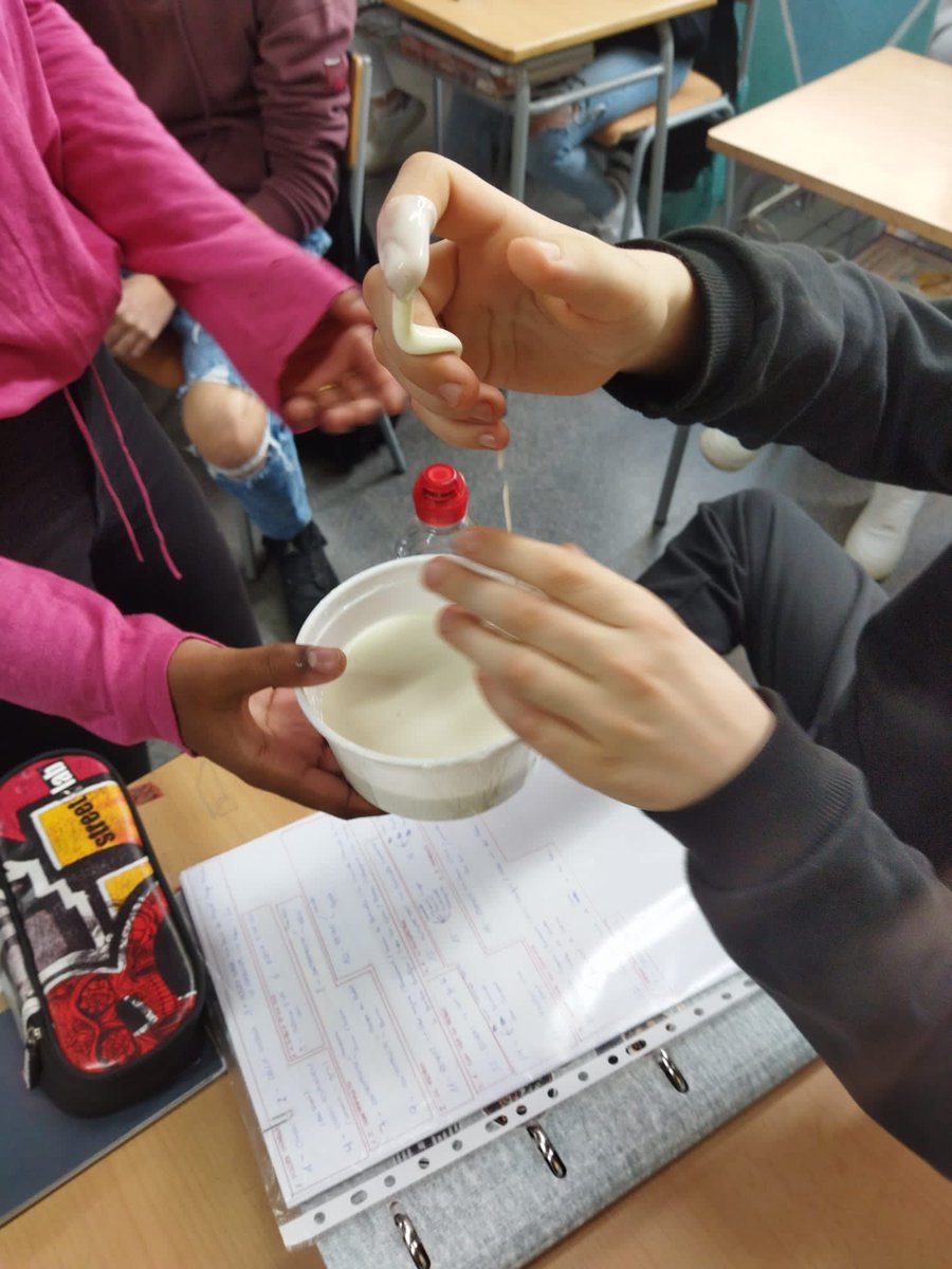 MontseSol17's tweet photo. Els alumnes de reptes científics de l'@InsLaSerra porten l'experimentació a les aules de 3r ESO #SC22CAT https://t.co/wMbwX7Rc9c