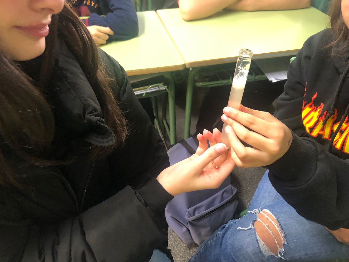 MontseSol17's tweet photo. Els alumnes de reptes científics de l'@InsLaSerra porten l'experimentació a les aules de 3r ESO #SC22CAT https://t.co/wMbwX7Rc9c