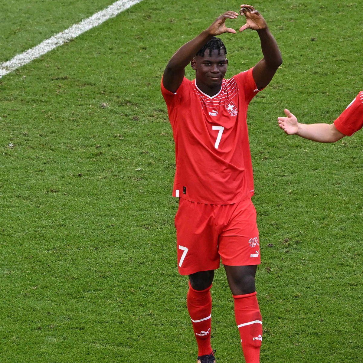TV2000it's tweet photo. 🔴#Mondiali #Qatar2022
Virale il gesto di #Embolo
#SvizzeraCamerun finisce 1-0 grazie al calciatore elvetico
che non festeggia il gol per rispetto al paese di origine
Camerunese naturalizzato svizzero quasi si scusa alzando le mani
Poi cuore agli spalti
#24novembre #SWICAM https://t.co/htdxAMAO37