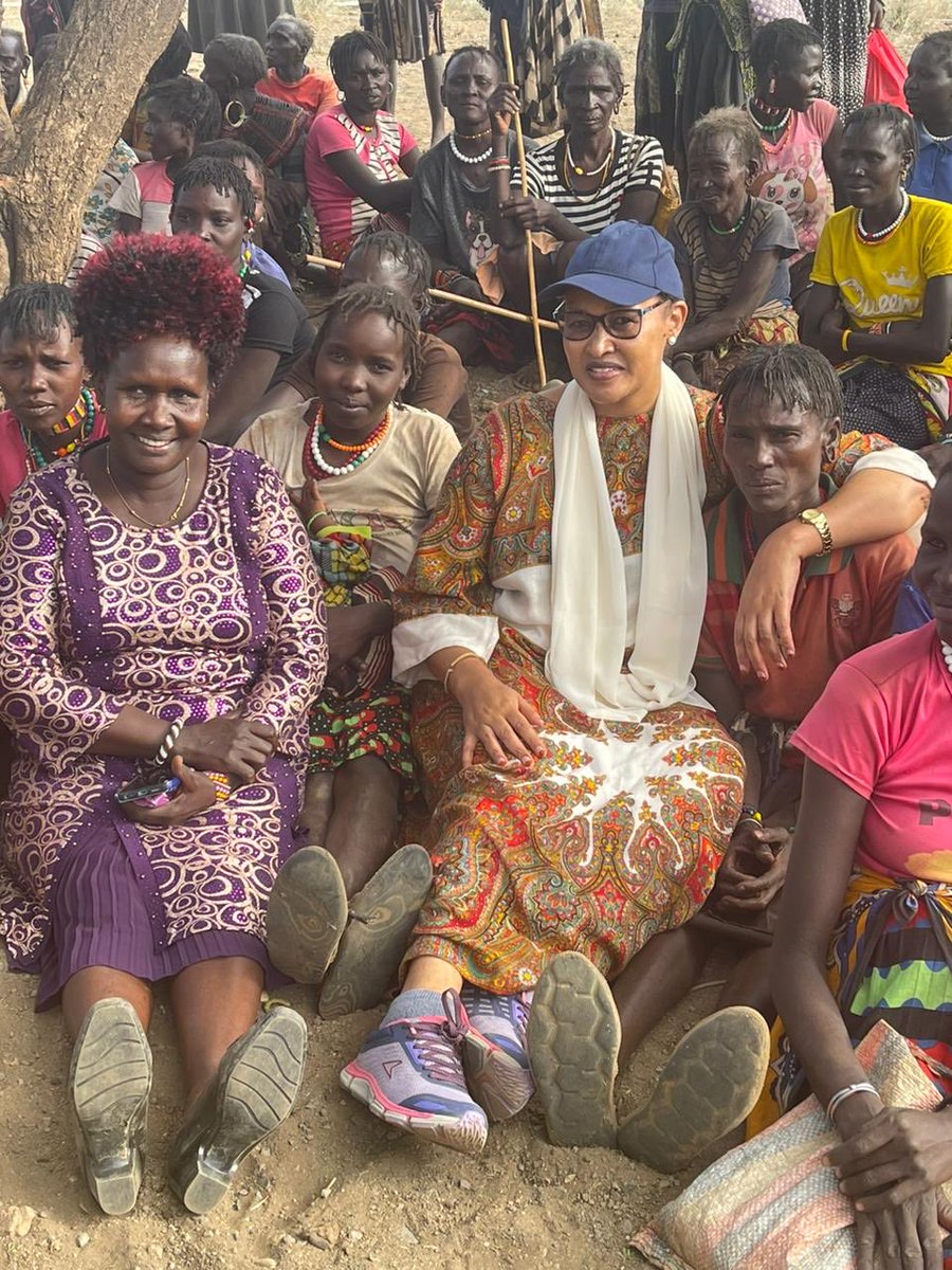 National Land Commission CEO Kabale Teacher with MCA Maria Losille sat down with the women to listen to Pokot Elders as they addressed land Compensation matters in Tiaty. Simplicity is a virtue.