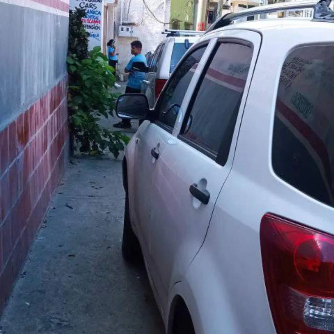 Transeúntes de la calle real de Pariata denuncian que la acera situada al frente del Colegio San Vicente de Paúl es obstruida diariamente.

#ReporteCiudadano
#VargasEsNoticia