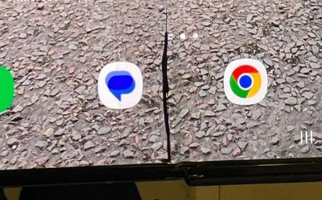 stuey_13's tweet photo. @SamsungUK so this just happened on my Fold 3, no response in the area around the black line or most of the inside screen, kinda makes the phone useless, is this a store drop off and fix or can I send it in, cheers. https://t.co/2DpLBnZ7cI