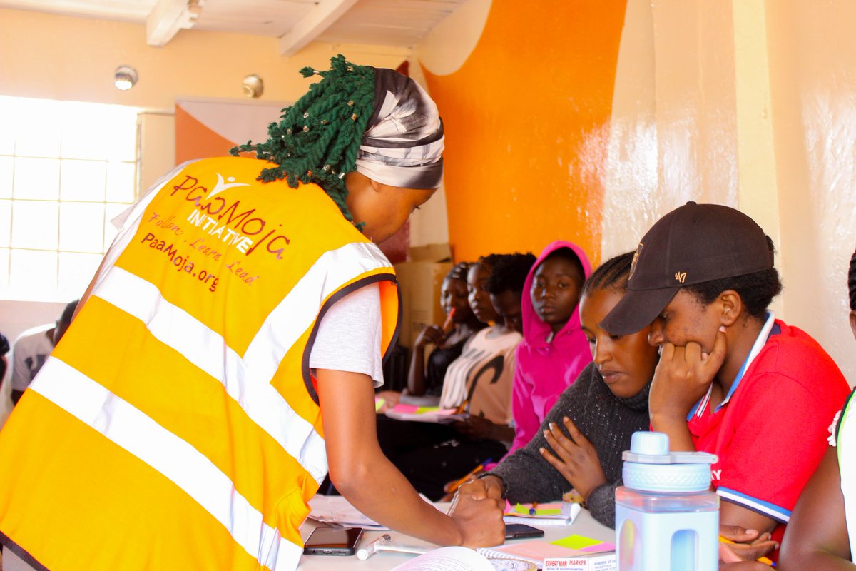 WanguEmmy's tweet photo. It feels good facilitating and guiding our @PaaMoja DIYEP participants  in Mathare to Set their Career goals high 🔝 
#paamojainitiative 
#Career
#DIYEP https://t.co/VPNQ5uEggv