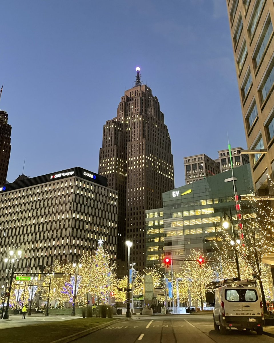 BacktoDetroit's tweet photo. thanksgiving parade eve skylines. happy thanksgiving, Detroit! Go @Lions! #detroitparade #onepride https://t.co/LSLY9BdHIg