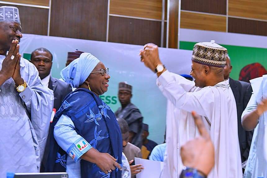 madammofficer's tweet image. Gafa Masu garin wato Ina nufin sabon gomnan mu na gobe @ubasanius da matemakiyarsa @DrHadiza tare da uban siyar Jahar Kaduna wato @elrufai @GovKaduna me guduman fasa karya...kin shiga uku #PDP another #Murus kakeji Alaji 🔥🔥🤣😃😜

#ubanyaraubanmanya 
#Ubasani2023 
#ubamama