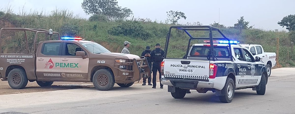 SP_Veracruz's tweet photo. 📰 #SSPInforma: Elementos de la Policía Estatal en coordinación con autoridades federales y municipales, brindan apoyo para evacuar a personas, tras fuga de amoniaco, cerca del Bulevar López Portillo, Esq. Juan Escutia en el municipio de Nanchital. https://t.co/g6OVU7lYLE