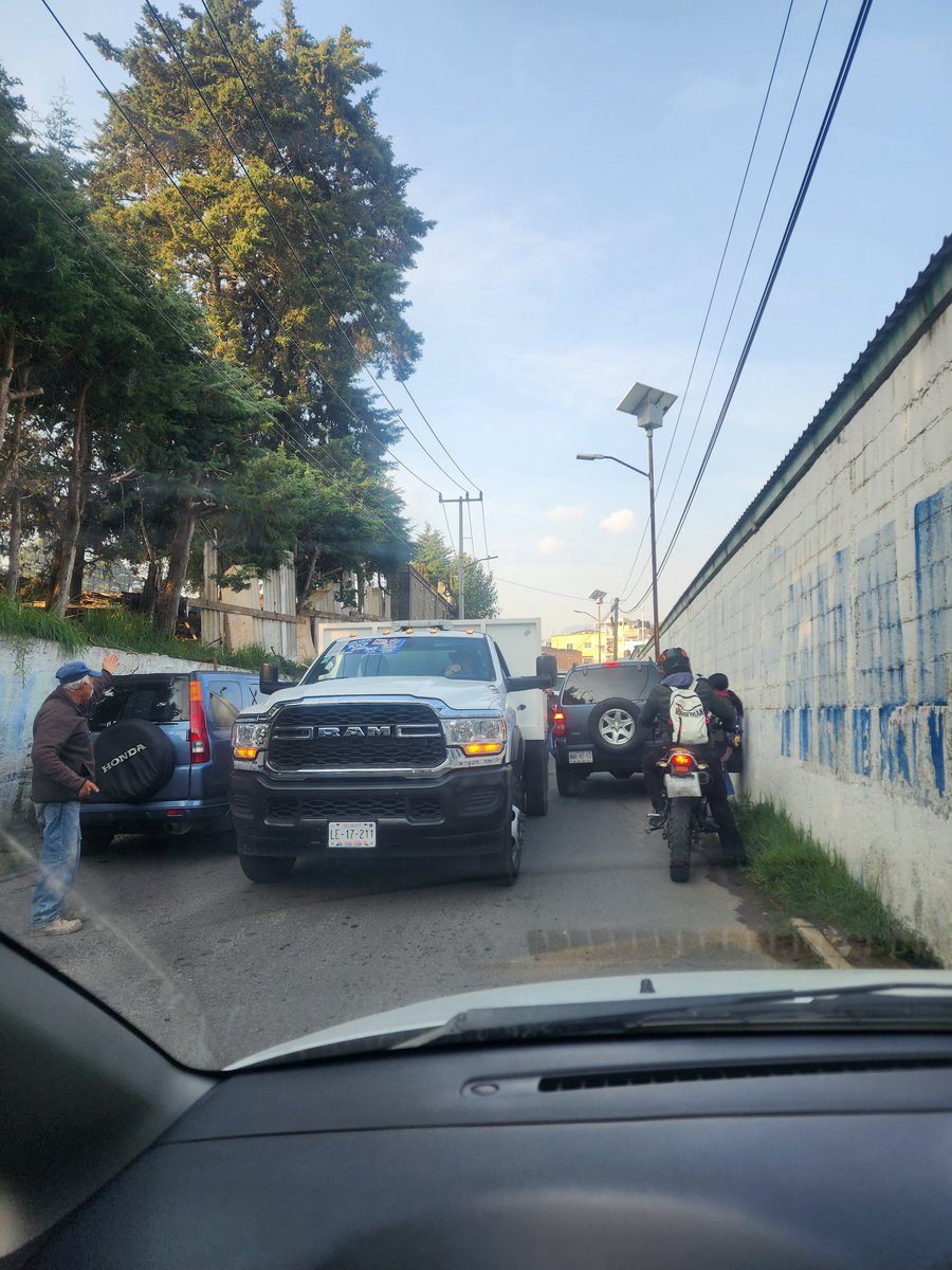 eriorfb's tweet photo. @HuixquiGob urge apoyo vial en la bajada de San Ramon, hay demasiados autos estacionados sobre la calle y esta colapsado el trafico @Huitzquillocan https://t.co/8F5T33isQW