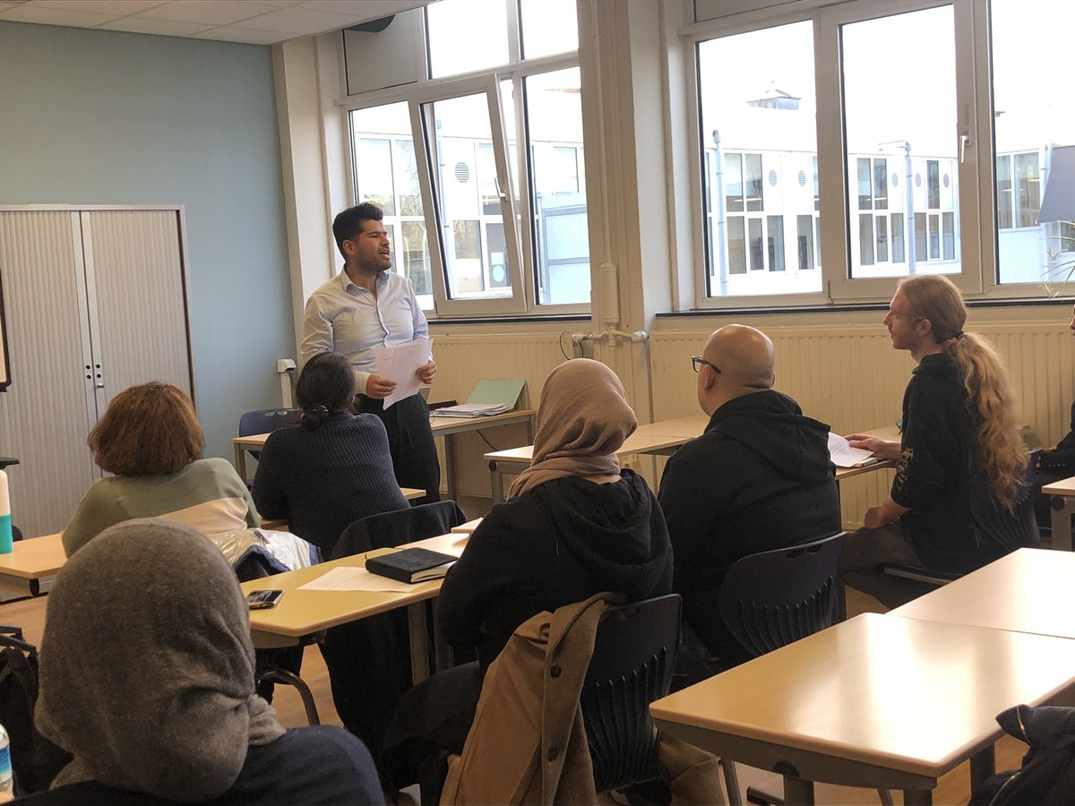 “Wij helpen meteen” en “zoeken naar oplossingen voor de lange termijn… we investeren in onderwijs” #armoedebestrijding #enesyigit <a href="/rotterdam/">Gemeente Rotterdam</a> goede gesprekken met studenten <a href="/AlbedaMBO/">Albeda mbo</a>