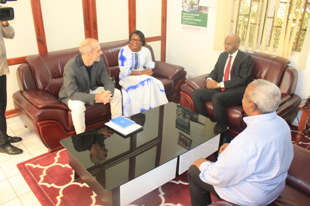 PNUDDjibouti's tweet image. 🇩🇯As part of the #MinigridsForAfrica Programme funded by @theGEF, @EmmaAnoh, Resident representative of @PNUDDjibouti has signed yesterday an agreement with HE Mohamed Abdoulkader Moussa Helem, Minister of Environment and Sustainable Development.
#MEDD
#PartnershipForTheGoals