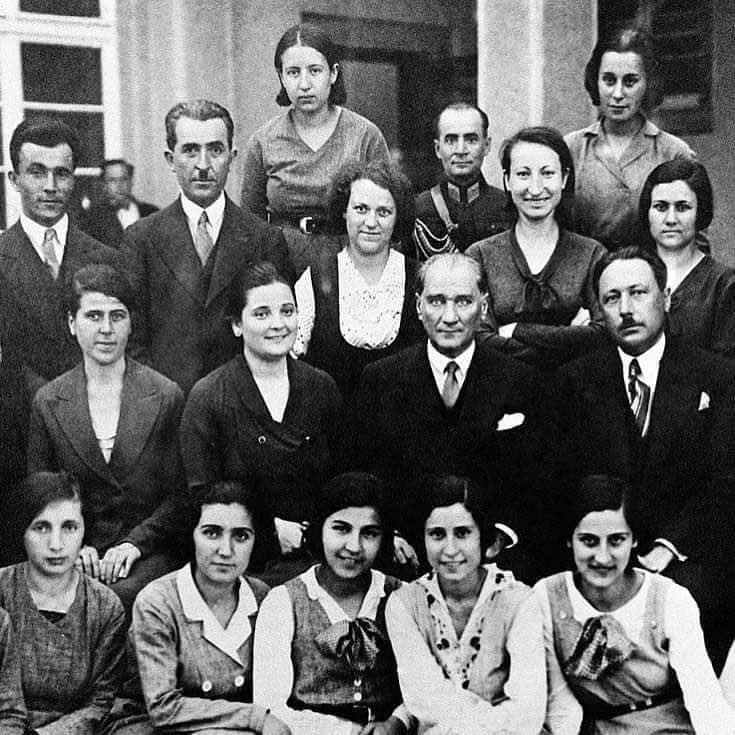 Türk ulusunun harcını karmış ve bu ulusu yücelten nesiller yetiştirmiş bu müstesna vazifenin emekçileri, öğretmenlerimizin 24 Kasım Öğretmenler Günü kutlu olsun.