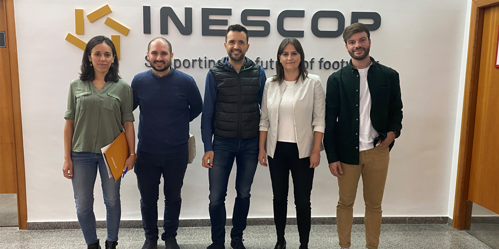 InescopTech's tweet photo. 🤝🏻La empresa de adhesivos industriales @InsocoSL visita las instalaciones de INESCOP.
👏🏻 Han conocido los resultados del proyecto RECYGLUE II, en el que colaboran para generar adhesivos más sostenibles y han visitado los demostradores del centro para conocer su equipamiento. https://t.co/lzbGZnliWg