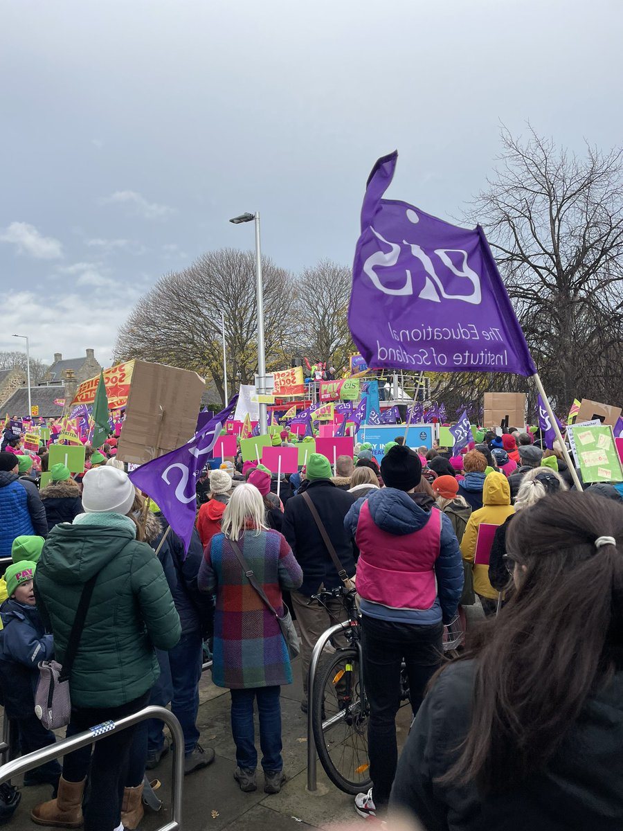 #PayAttention <a href="/scotgov/">Scottish Government</a> <a href="/EISUnion/">EIS</a> Support Scottish Teachers!