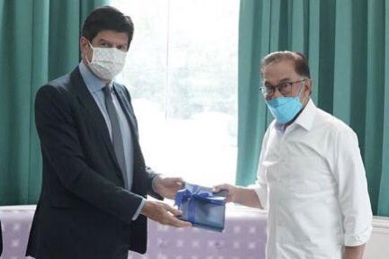MichalisRokasEU's tweet photo. Tahniah! Heartiest congratulations to PM @anwaribrahim on your appointment as Malaysia’s 10th Prime Minister! 
EU 🇪🇺 is looking forward to forge a stronger partnership with Malaysia 🇲🇾 under your leadership https://t.co/yxj1pfIWHF