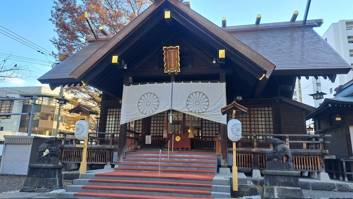 y_mock0902's tweet photo. そして今日は北海道神宮頓宮と諏訪神社に参拝❤️
頓宮で神様にチャネリングしてたら太鼓の音が響いたり、諏訪神社ではギリギリ風車の装飾がギリギリ見られたり、なんてラッキー✨　花手水もキレイでした🌹
#ドラコミュ #北海道神宮頓宮 #諏訪神社 https://t.co/7qF4y18wuv