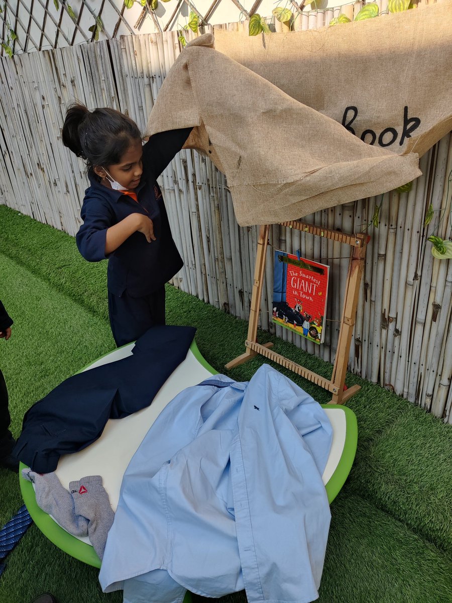 When #Reading is all about thinking , getting curious and guessing which book our #Kindergarteners will find behind the curtain by looking at props and prompts of the same story #thinkingskill #communicationskill #expression #language #Connection @AneeshaSahni @deepa_nanda