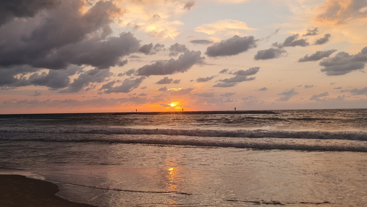 liorz's tweet photo. #TLV #sunset now https://t.co/ovZQbqmIjD