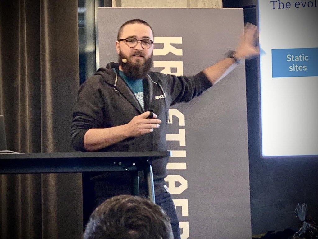 Let’s agree DXP = Digital eXperience Platform! @JoeGlombek defining and talking DIY DXP <a href="/Umbdkfest/">Umbraco DK Festival</a> 🛠
