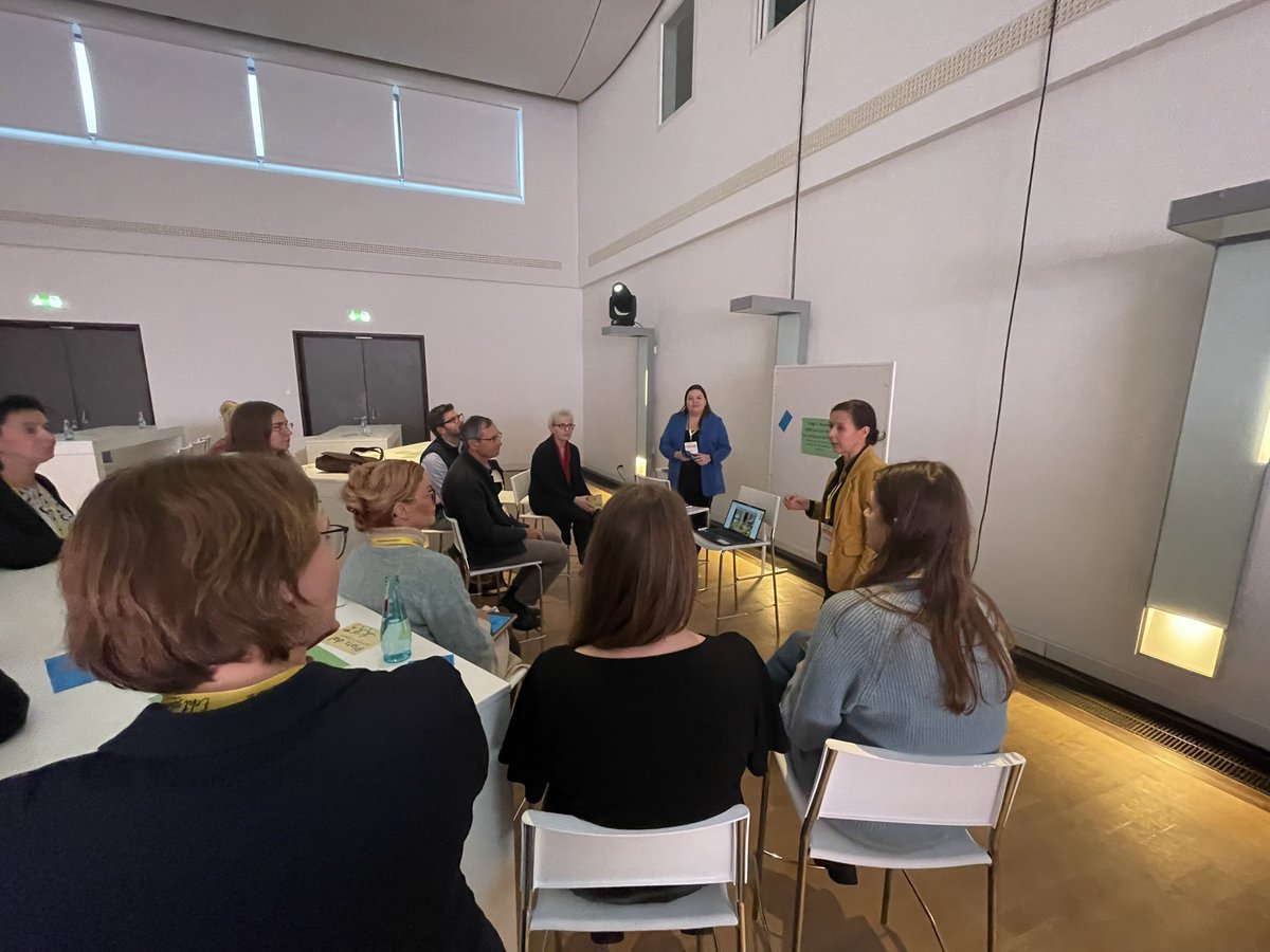 IMG_Tourismus's tweet photo. In kleinen Gruppen wird über die geplante Kampagne zur Steigerung des Tourismusbewusstseins diskutiert 💪 #TTST22 Wie kann man die BürgerInnen dafür gewinnen? https://t.co/tLGyrVThrj