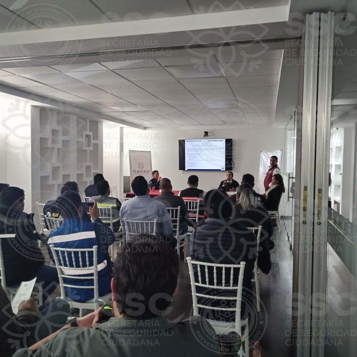 SSC_TLX's tweet photo. #SSC || La @SSC_TLX, a través del Departamento de Prevención del Delito, presentó el programa de capacitaciones en materia de prevención de la violencia y delincuencia en la 6ta Reunión de Seguridad Física y Patrimonial que encabeza el #FIDECIX
#TlaxcalaSeguro https://t.co/Fj8uZPpF7g