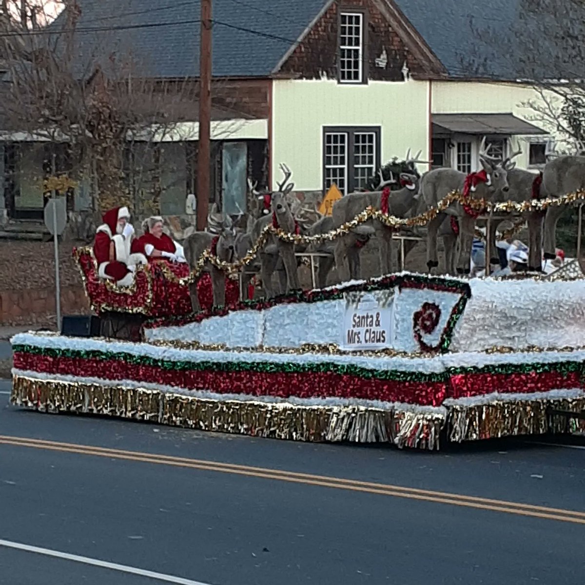 cablesandvolts's tweet photo. Great time at the Thanksgiving Parade @downtownsalisburync, i hope everyone is having an amazing time.
...
#visitrowancounty #salisburync #thankful #thanksgiving #parade #thanksgivingparade https://t.co/EbRTaUYPVT
