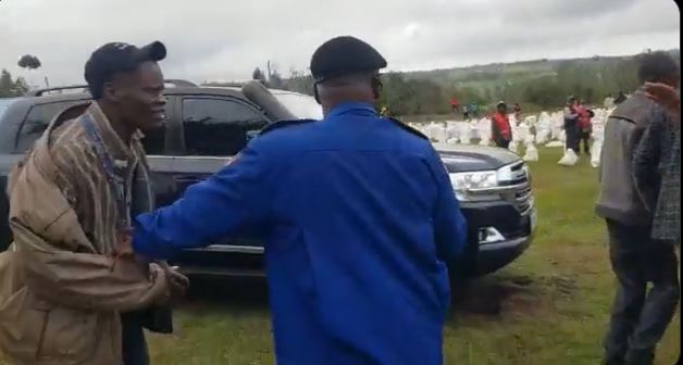 AlexWaNyandarua's tweet photo. The police maybe wrong on how they handled Mwangi Muiruri in a food donation exercise led by Rigathi Gachagua's wife but look ,how did he expect them to recognize him considering his dressing code, general appearance👔.Did it potray a professional journalist?

Sioni ata badge? https://t.co/OAF0sRTFh8