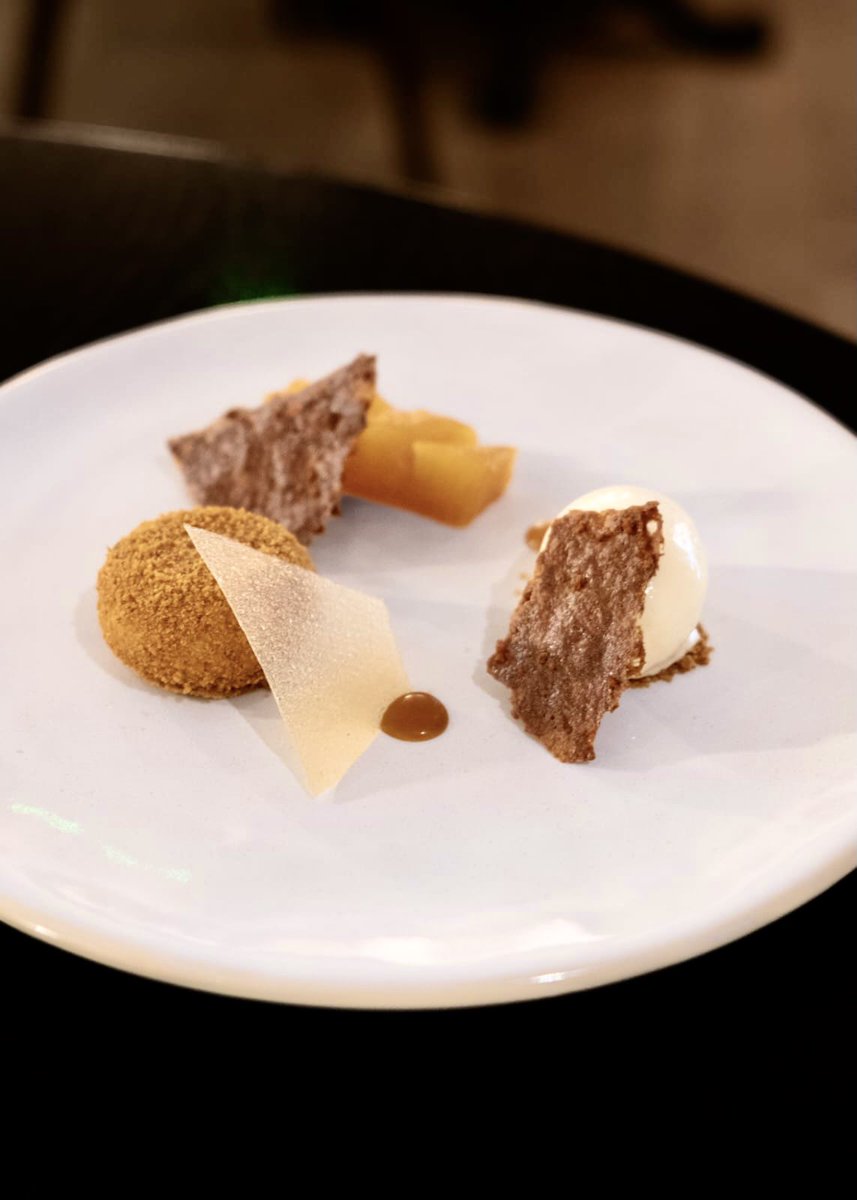 PentonbridgeInn's tweet image. Something sweet to satisfy those cravings! 🤩

We’d like to introduce you to another stunning dish from our #TastingMenu, a caramel parfait in a gingerbread crumb, served alongside caramelised pineapple, pineapple sorbet, gingerbread tulle 💫

#FineDining #AAGuide #AARosette